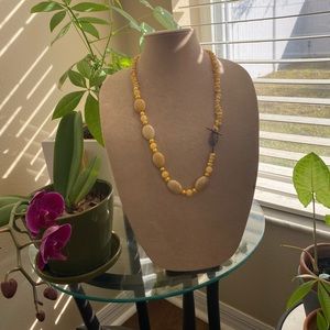 Hermoso collar y zarcillos hechos con turquesas amarillas y perlas cultivadas